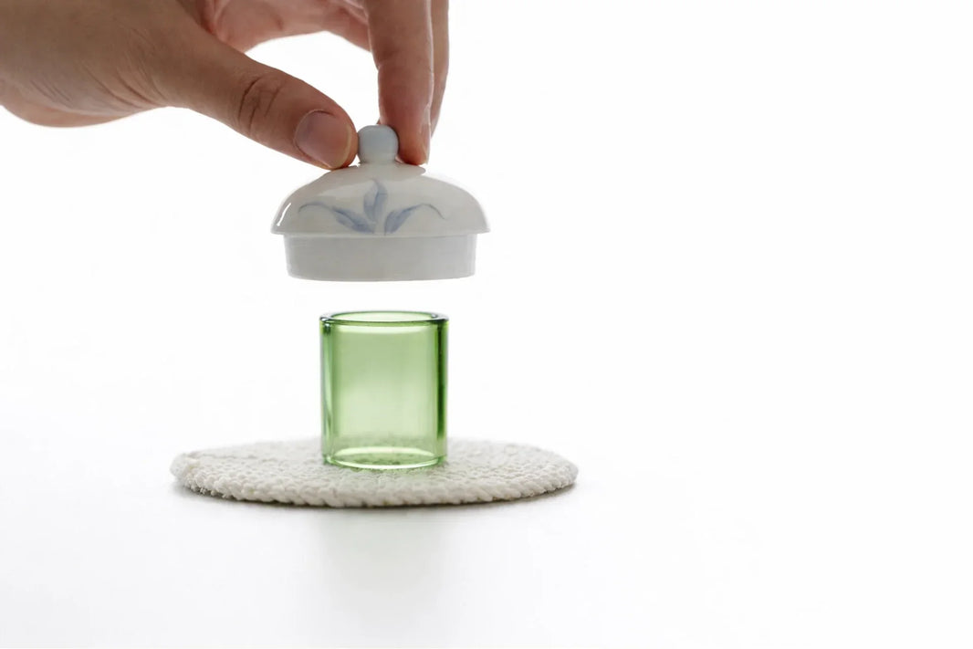 a gongfu tea pot lid sitting on a lid holder