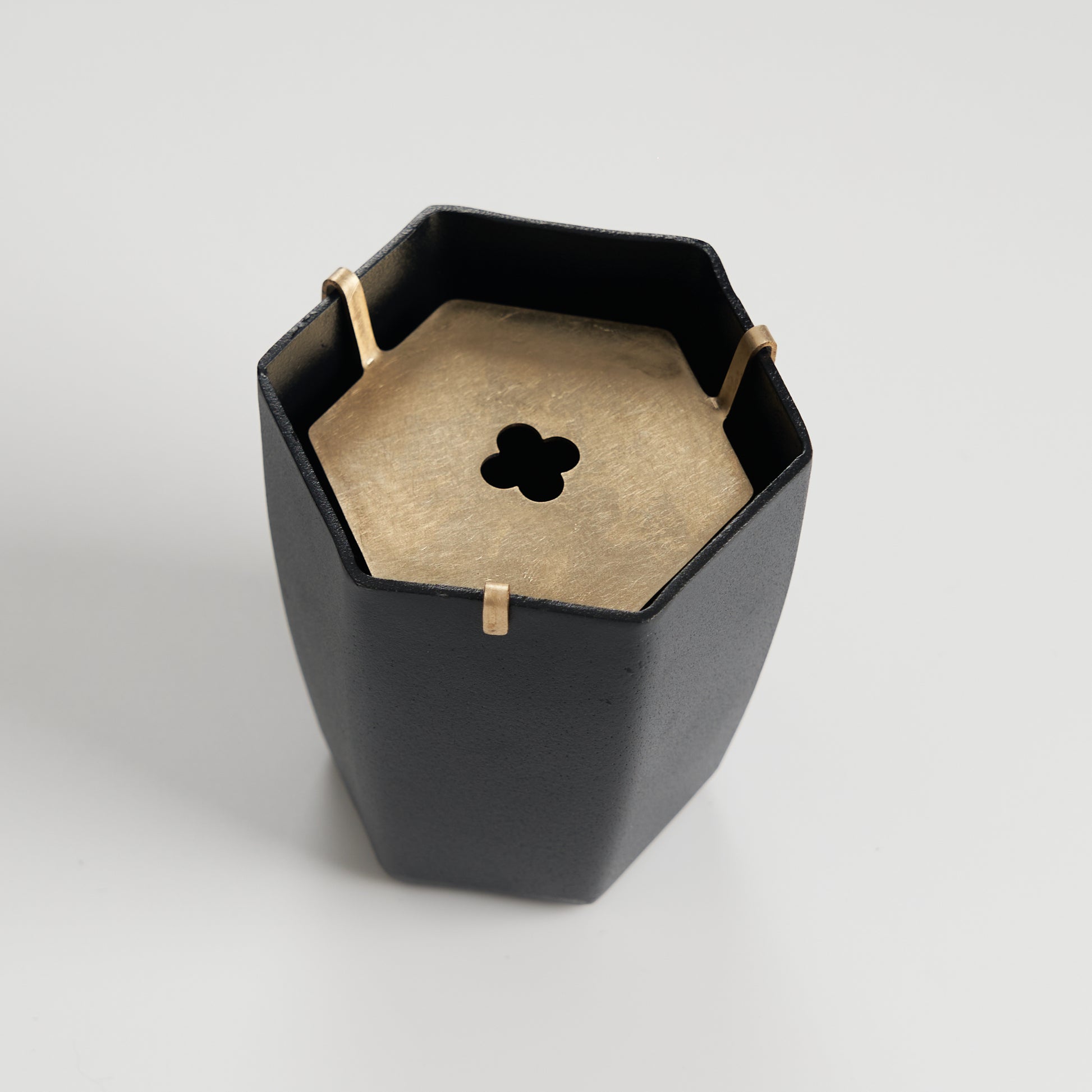 Black iron bowl brass lid