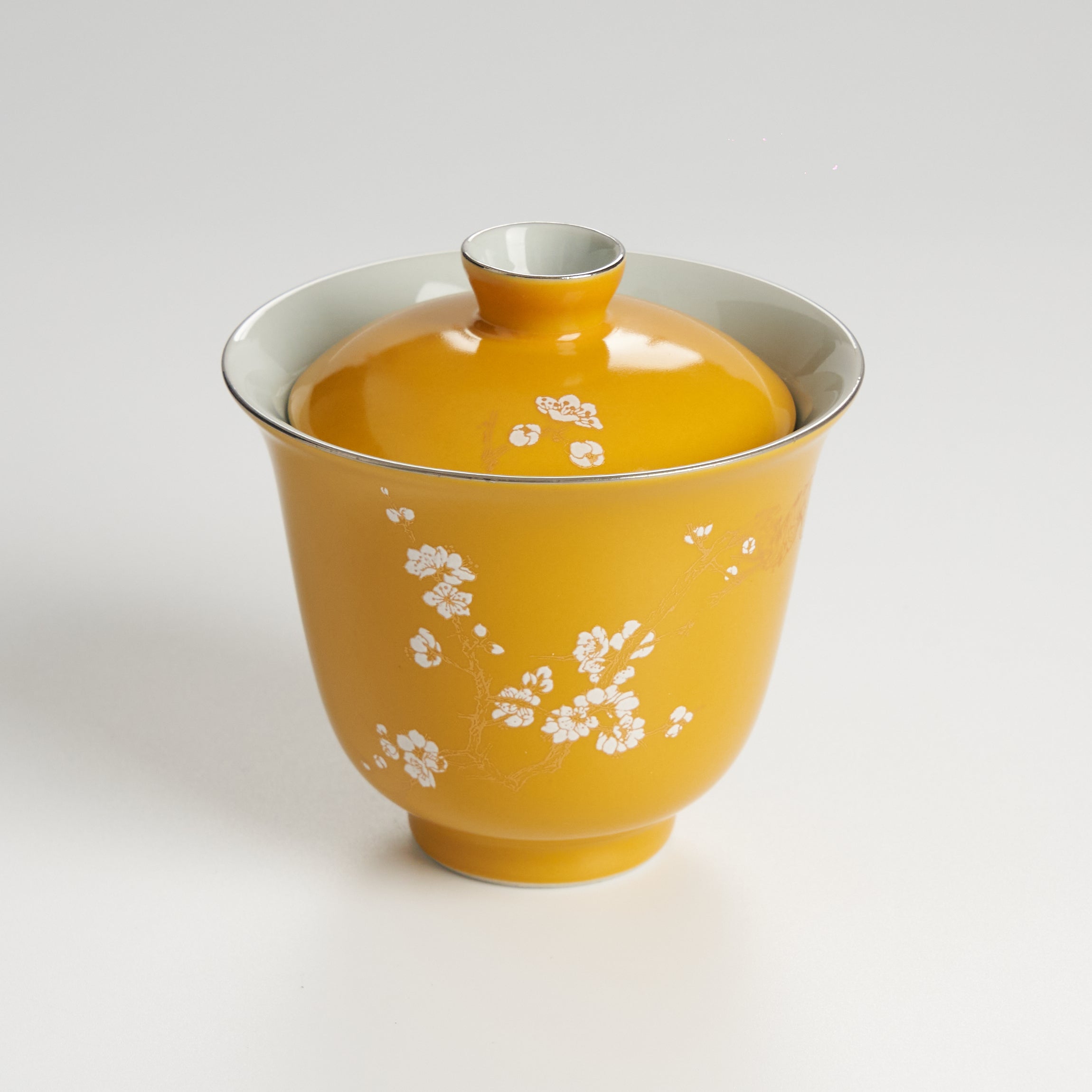 Yellow ceramic gaiwan side view