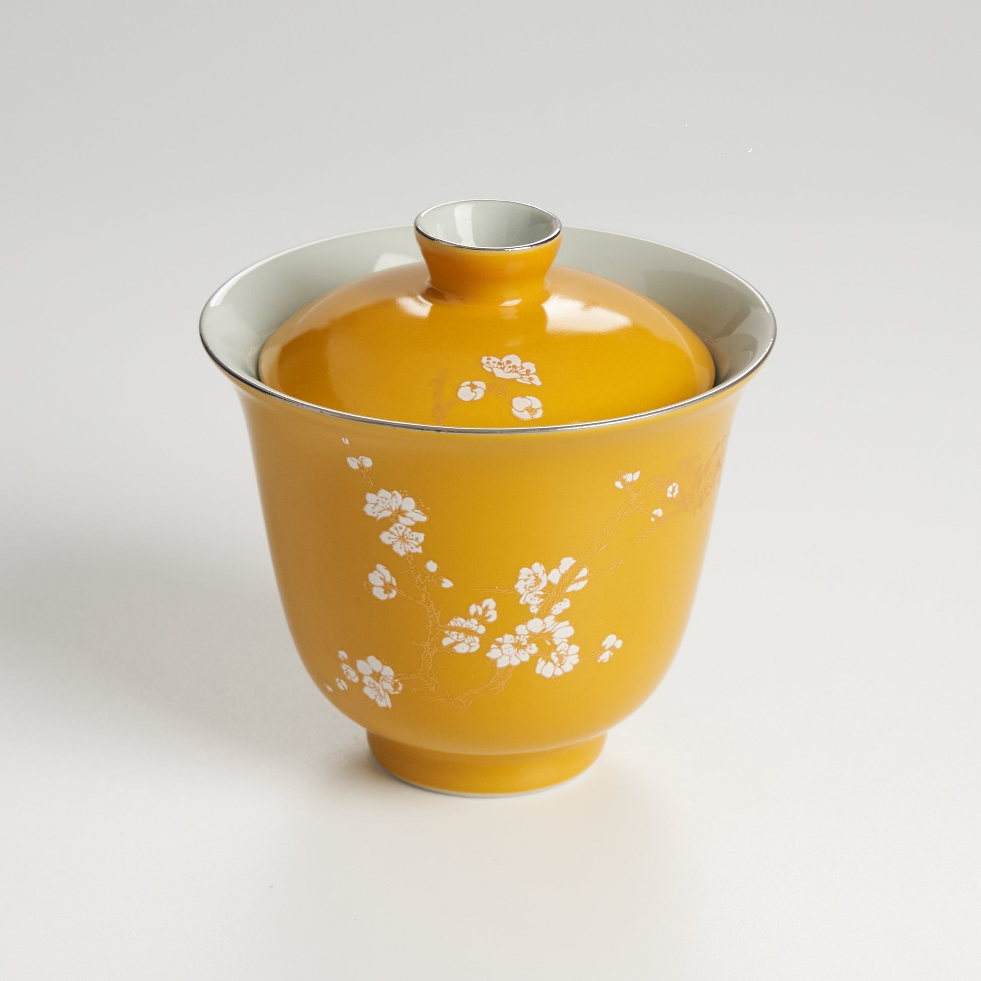Yellow ceramic gaiwan side view