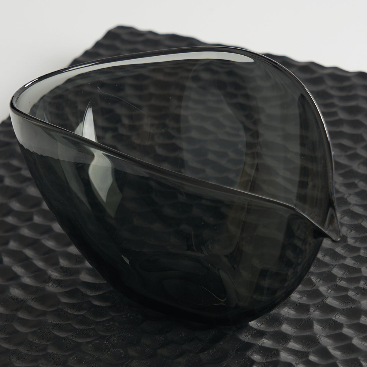Boat-Shaped Glass Fair Cup — smoky black detail