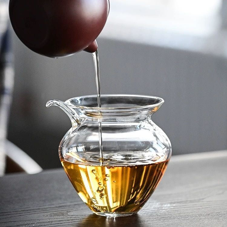 Pouch-Shaped Glass Fair Cup — additional tea scene