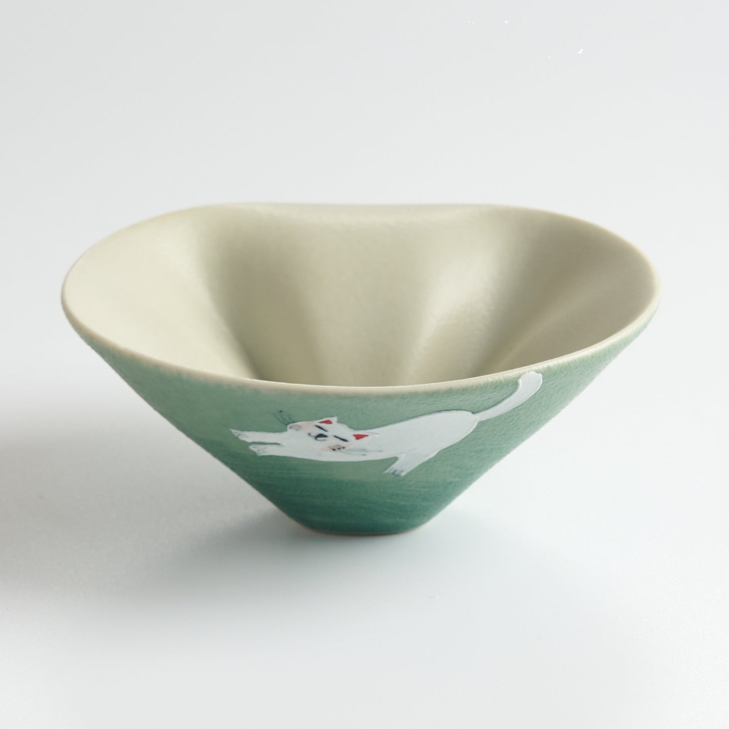 Hand-Painted Stretching Cat Gaiwan — angled view