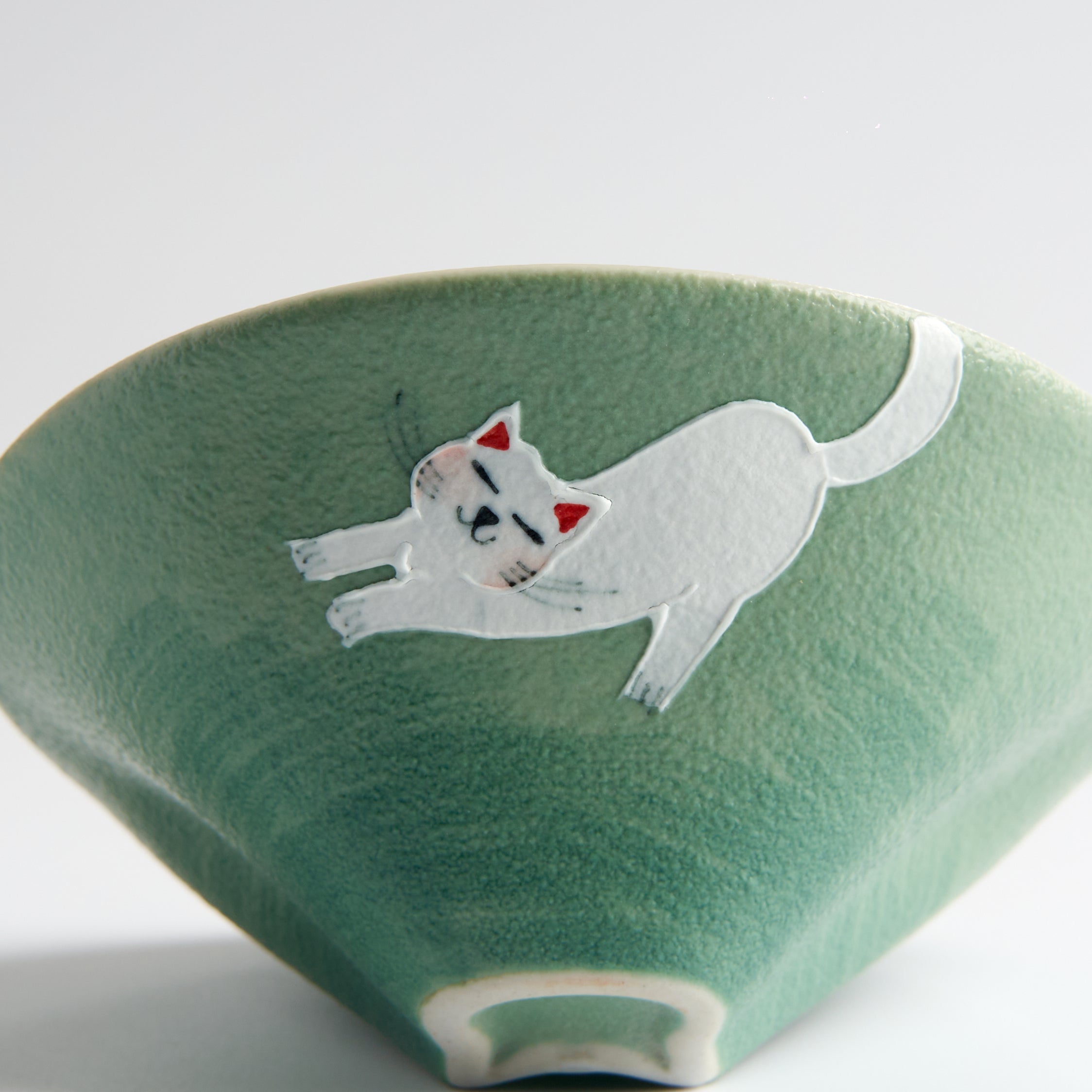 Hand-Painted Stretching Cat Gaiwan — cat and base detail