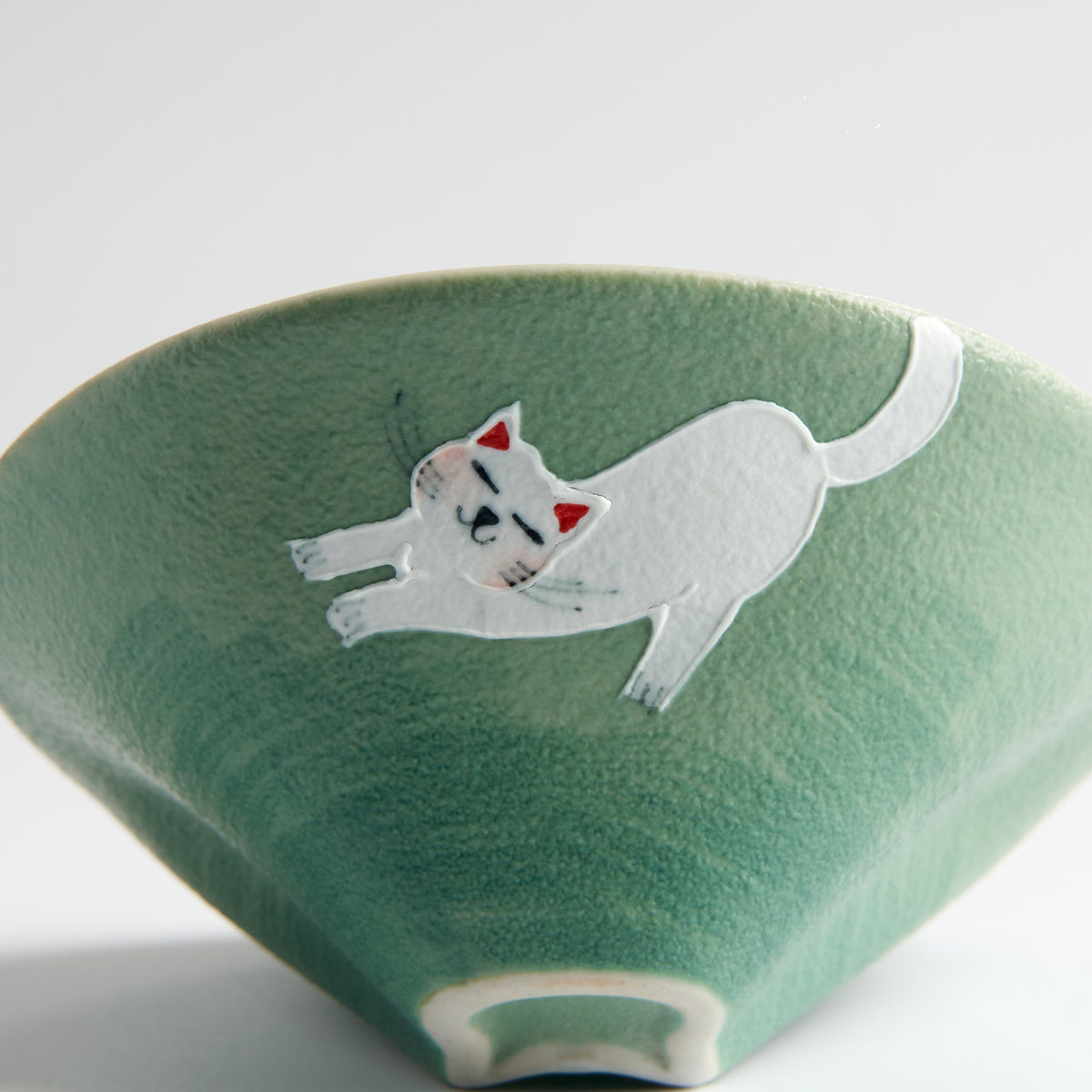 Hand-Painted Stretching Cat Gaiwan — cat and base detail