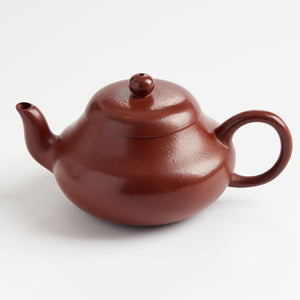 Junde-Style Low Pear-Shaped Teapot – angled view