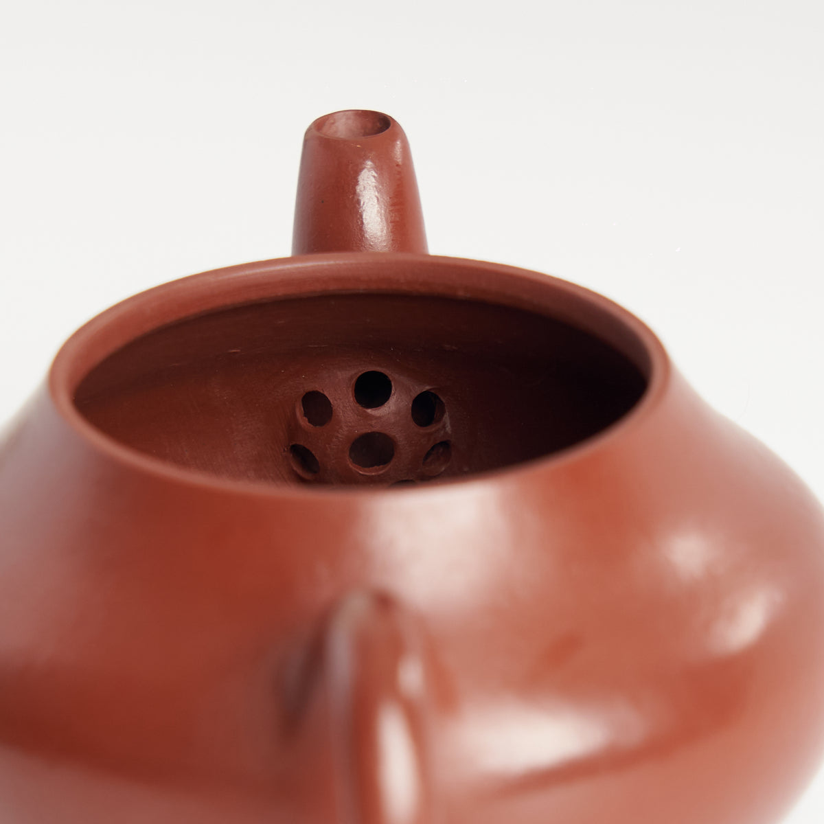 Junde-Style Low Pear-Shaped Teapot – interior filter holes