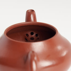 Junde-Style Low Pear-Shaped Teapot – interior filter holes