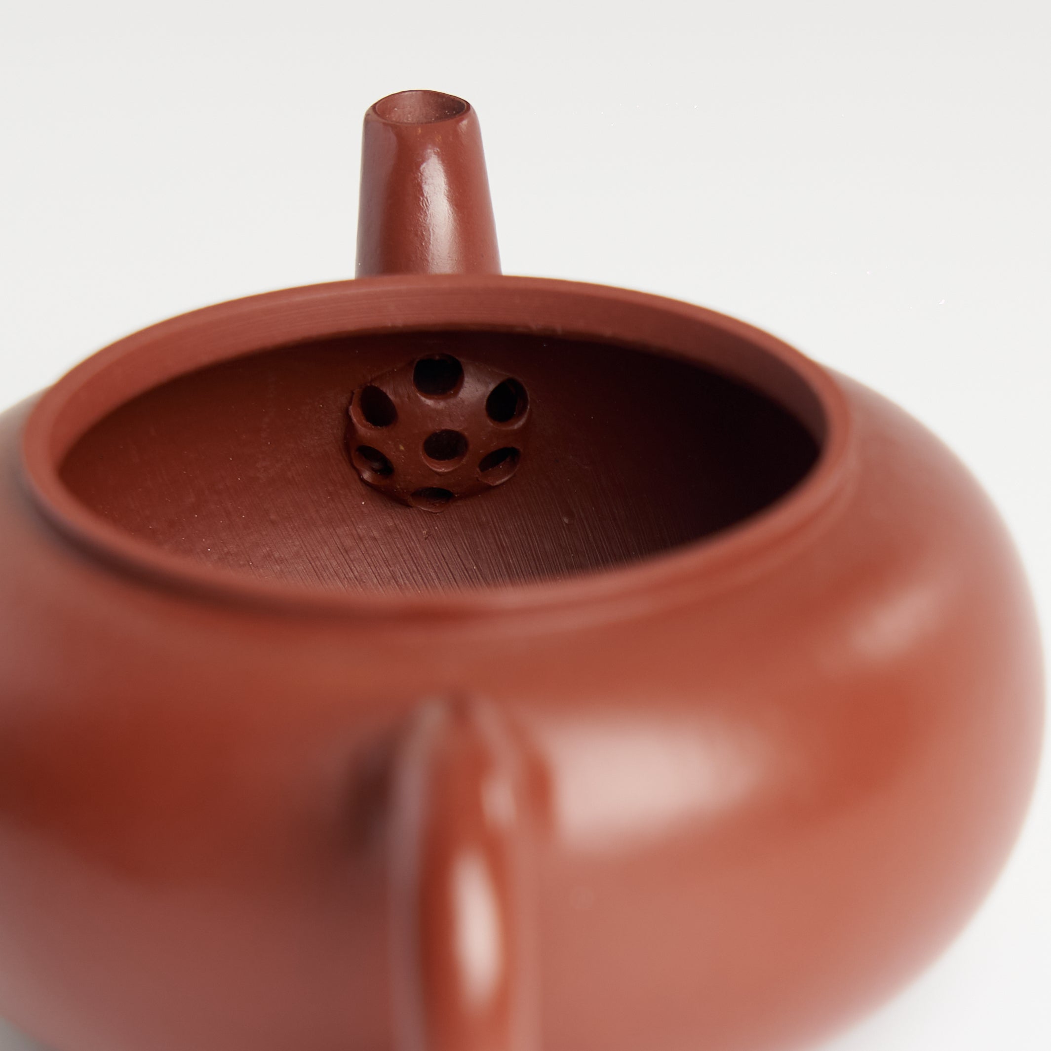 Low Gong Deng Teapot – interior filter holes