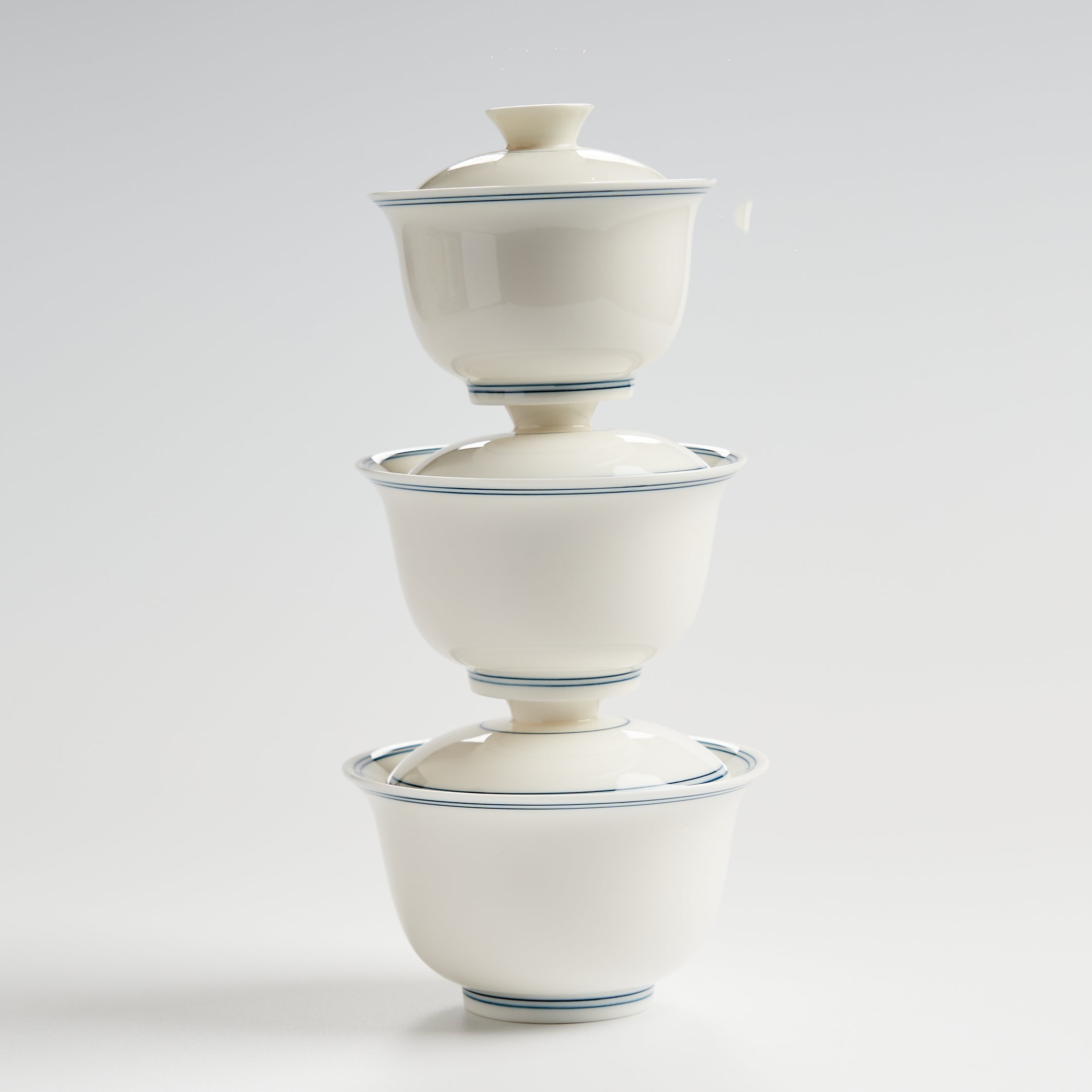Sheep-fat white porcelain blue-rim evaluation gaiwan, three sizes stacked vertically