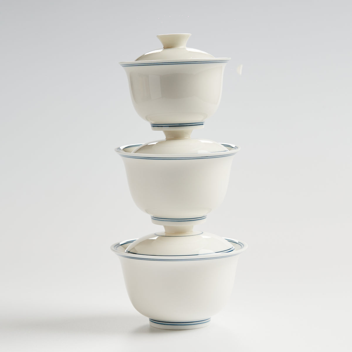 Sheep-fat white porcelain blue-rim evaluation gaiwan, three sizes stacked vertically