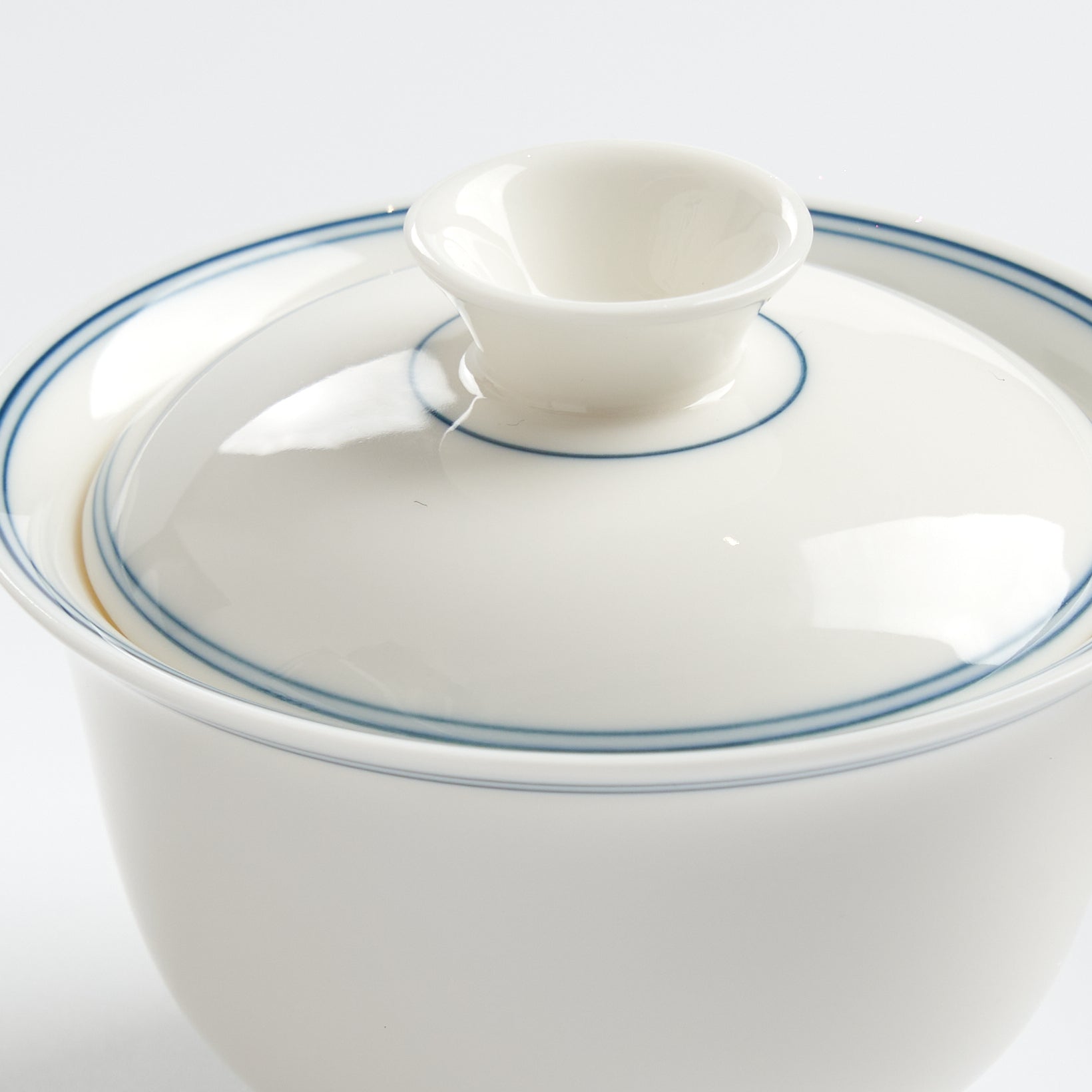 Sheep-fat white porcelain blue-rim evaluation gaiwan, blue-rim lid detail