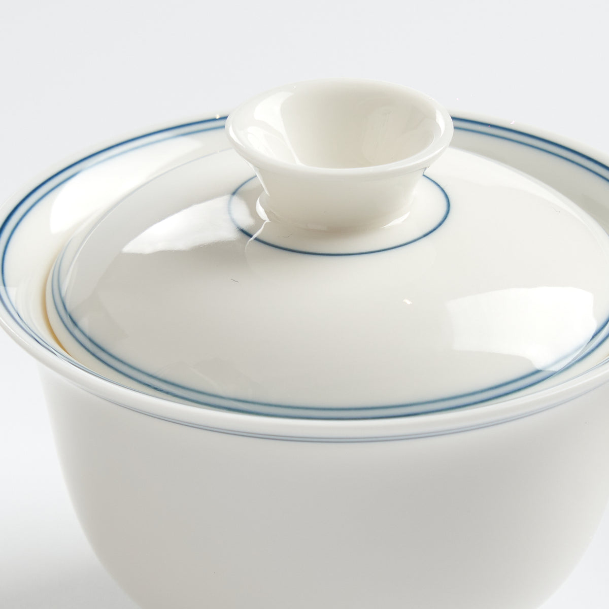 Sheep-fat white porcelain blue-rim evaluation gaiwan, blue-rim lid detail