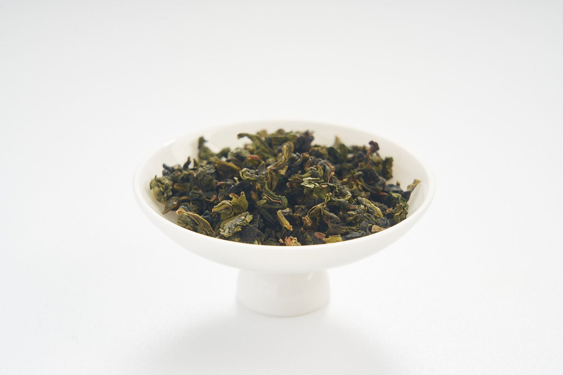 tieguanyin oolnng in white gaiwan lid